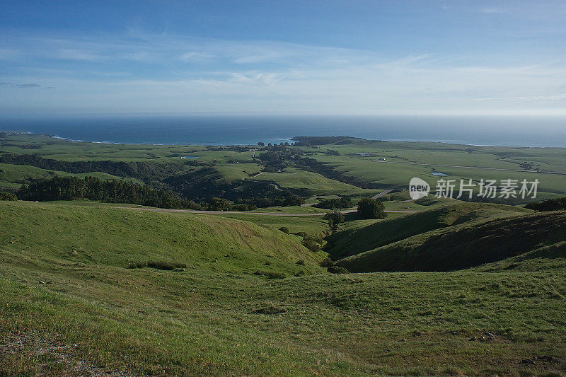 在San Simeon, CA附近起伏的山的景观